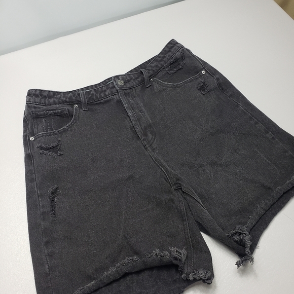 Wild fable high rise Bermuda black denim distressed jean shorts women's size 12 - Picture 2 of 13
